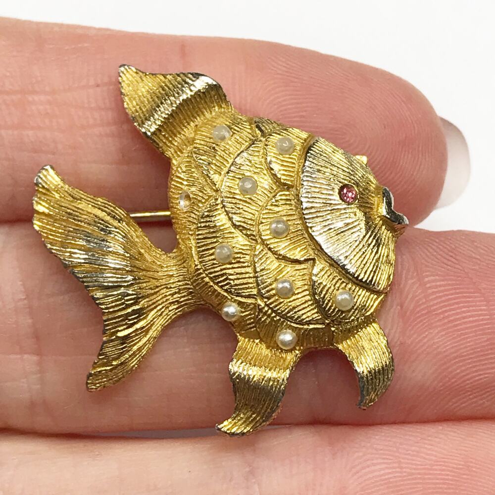 VTG Signed Hattie Carnegie Koi Fish Gold Tone Pearl Rhinestone Brooch Figural